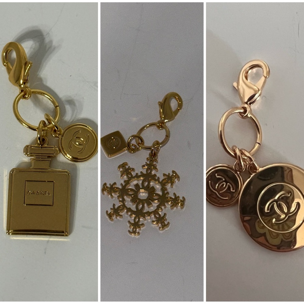 CHANEL Gold  snowflake charm